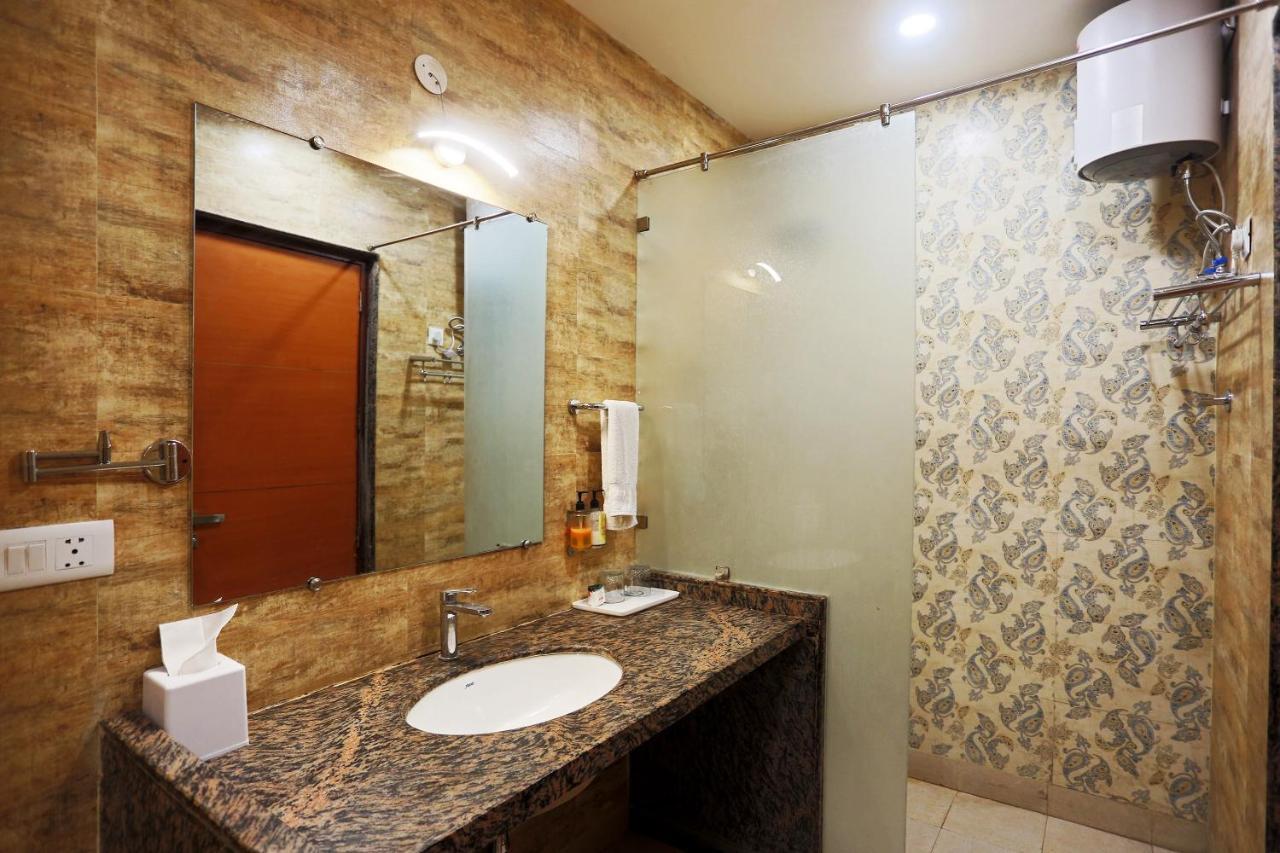 Hotel Capital O Green Palms Near Jhilmil Metro Station Nuova Delhi Esterno foto