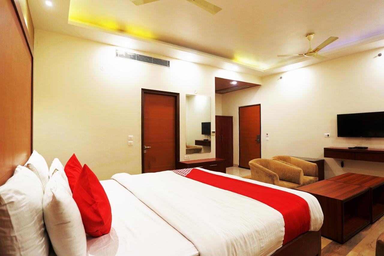 Hotel Capital O Green Palms Near Jhilmil Metro Station Nuova Delhi Esterno foto