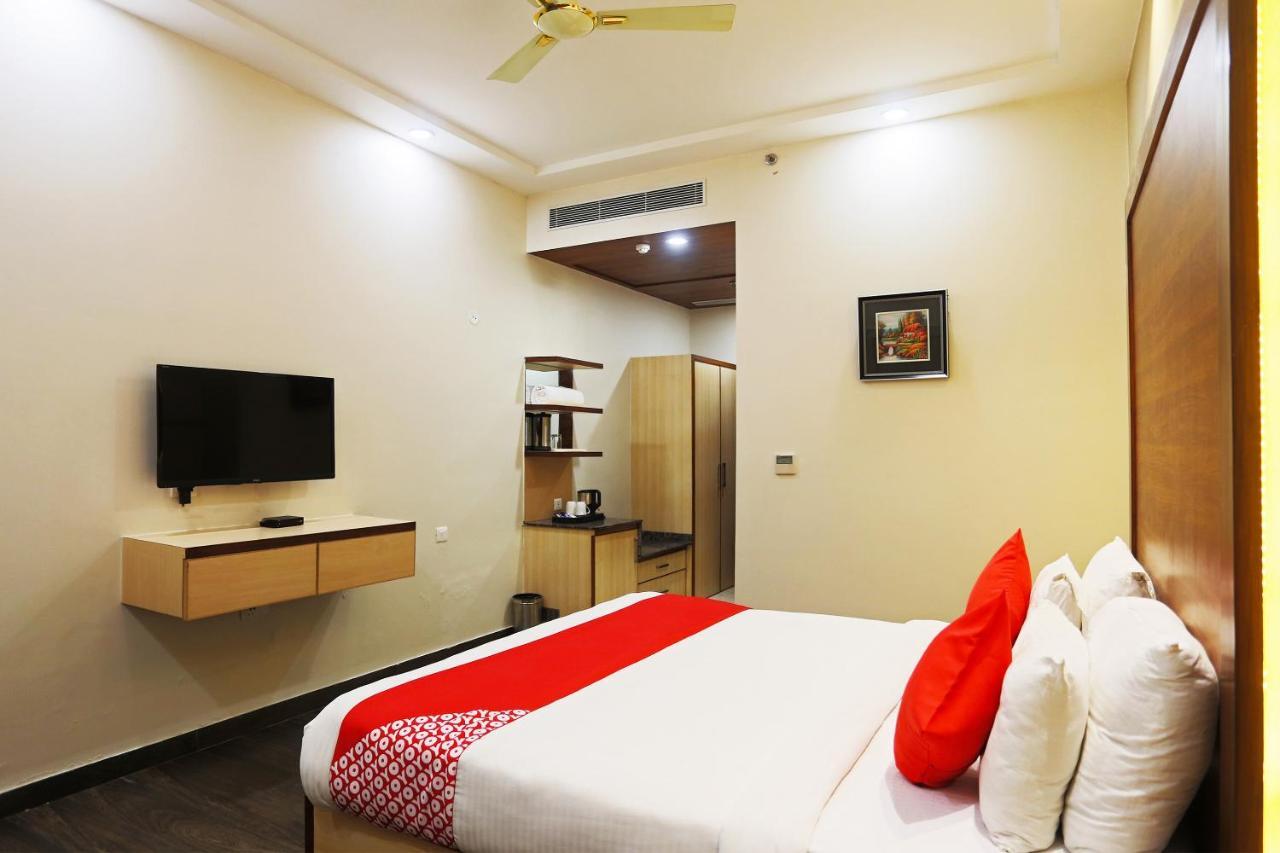 Hotel Capital O Green Palms Near Jhilmil Metro Station Nuova Delhi Esterno foto