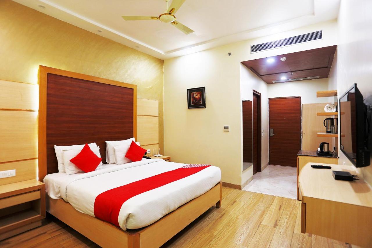 Hotel Capital O Green Palms Near Jhilmil Metro Station Nuova Delhi Esterno foto