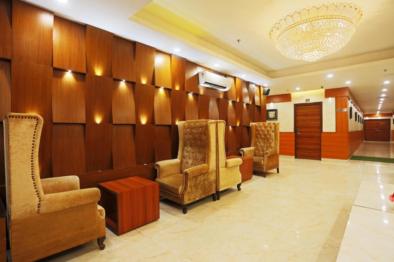 Hotel Capital O Green Palms Near Jhilmil Metro Station Nuova Delhi Esterno foto