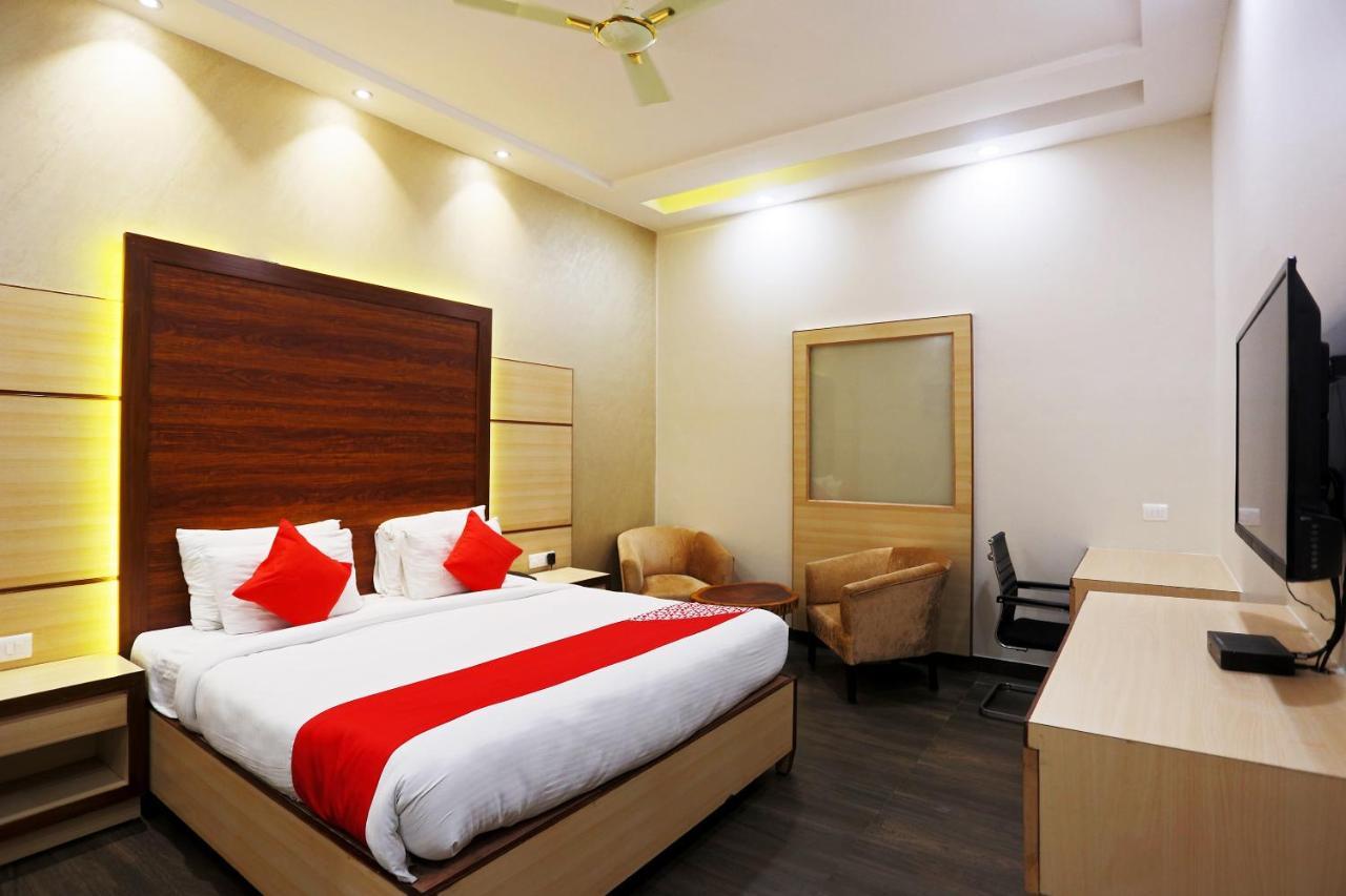 Hotel Capital O Green Palms Near Jhilmil Metro Station Nuova Delhi Esterno foto