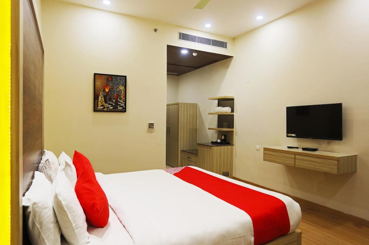 Hotel Capital O Green Palms Near Jhilmil Metro Station Nuova Delhi Esterno foto