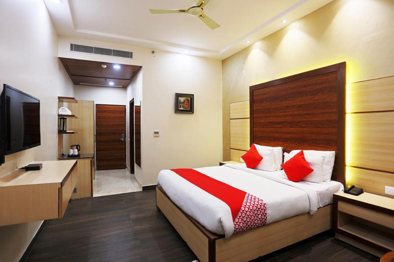 Hotel Capital O Green Palms Near Jhilmil Metro Station Nuova Delhi Esterno foto