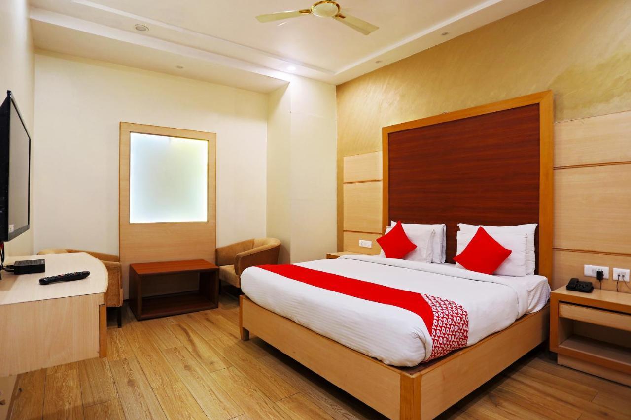 Hotel Capital O Green Palms Near Jhilmil Metro Station Nuova Delhi Esterno foto