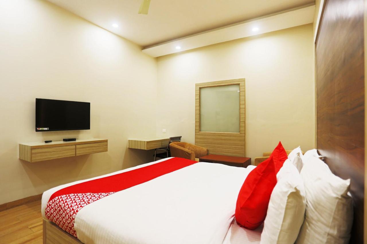 Hotel Capital O Green Palms Near Jhilmil Metro Station Nuova Delhi Esterno foto